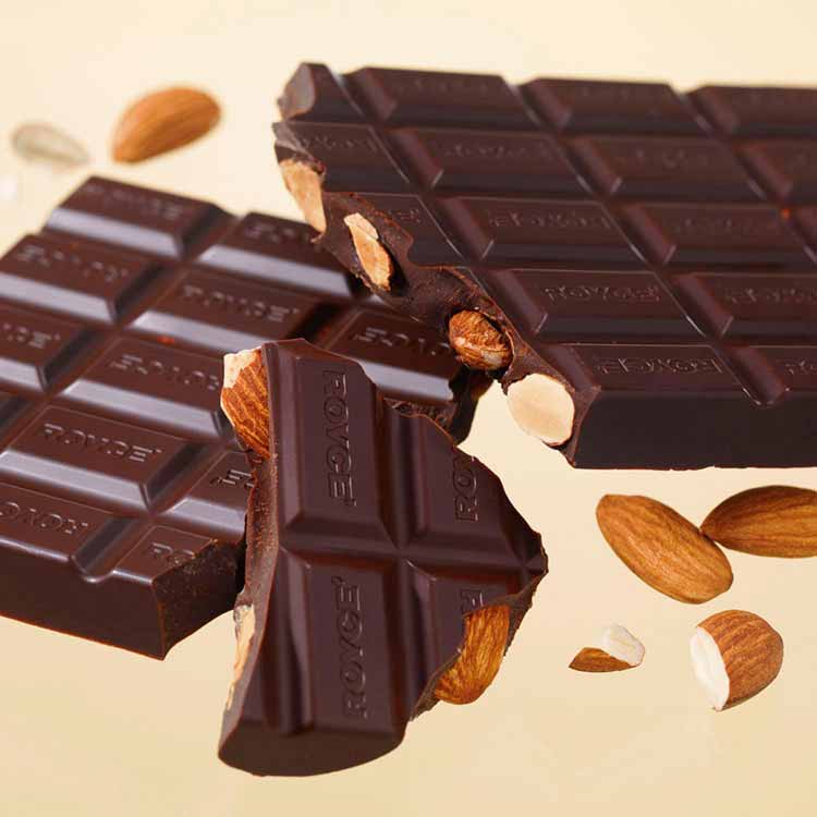 板チョコレート[アーモンド入りビター]｜ロイズ（ROYCE'）公式 - チョコレート・お菓子のオンラインショップ